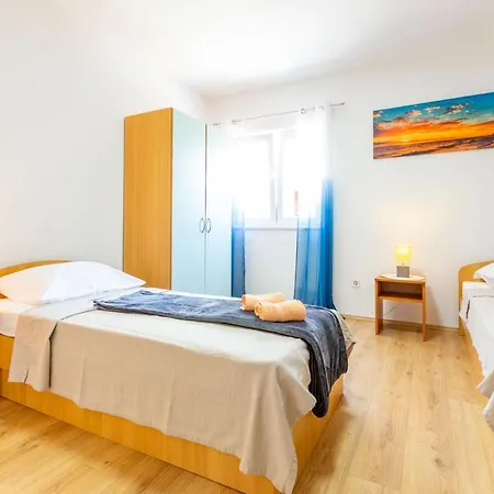 Bella 2 Bdr W Parking Zára