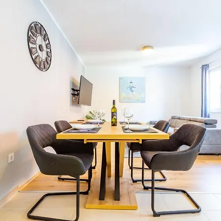 Bella 2 Bdr W Parking Apartman *