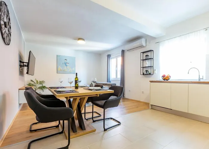 Bella 2 Bdr W Parking Zára